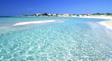 paesaggio costiero del Salento con mare cristallino e macchia mediterranea