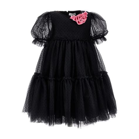 Bambina che indossa un abito in stile Barbie con dettagli in tulle rosa