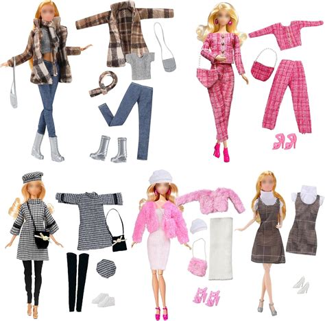 Dettaglio di accessori moda per bambole: scarpe, borse e piccoli gioielli
