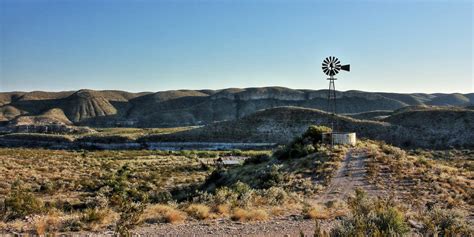 paesaggio tipico di una cittadina del Texas nel cinema western
