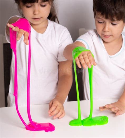Bambino che gioca con lo slime