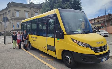 rappresentazione concettuale di uno scuolabus in un contesto urbano