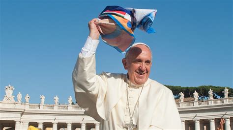 Papa Francesco che saluta festosamente un gruppo di bambini in occasione di un evento in Piazza San Pietro