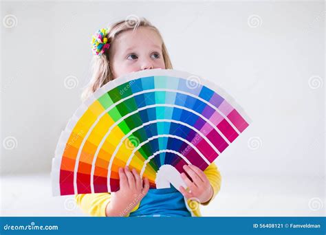 Bambina che sceglie un accessorio luminoso in una stanza colorata