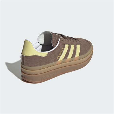 Vetrina espositiva che mette in risalto il profilo platform della adidas Gazelle Bold su un fondo neutro
