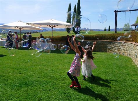 bambini che si divertono con bolle di sapone giganti durante un evento