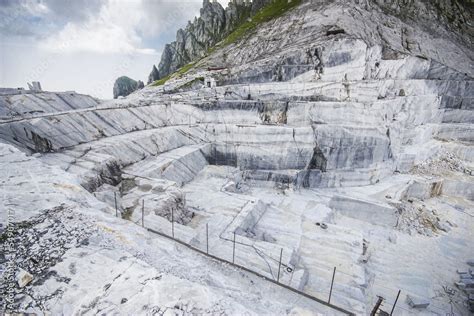 paesaggio tipico delle cave di marmo nelle Alpi Apuane
