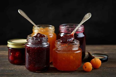 Tavolata contadina con pane, marmellate fatte in casa e frutta fresca