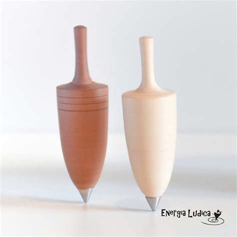 Dettaglio di un set di trottole in legno artigianali utilizzate durante i laboratori