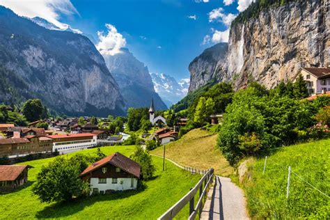 Un campus di una scuola privata svizzera immerso nel paesaggio alpino