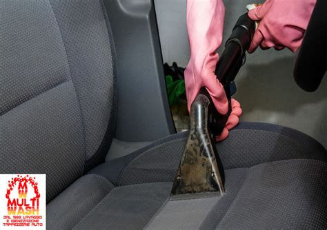 Pulizia interna professionale dell'auto