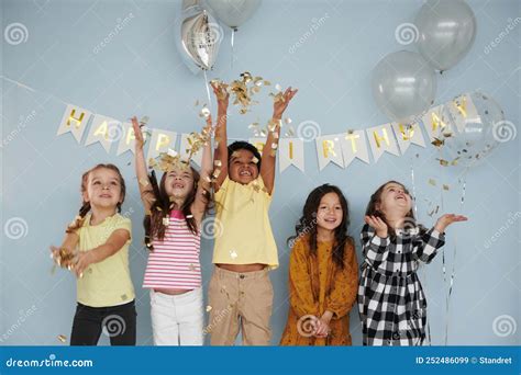 bambini che festeggiano insieme in un contesto creativo