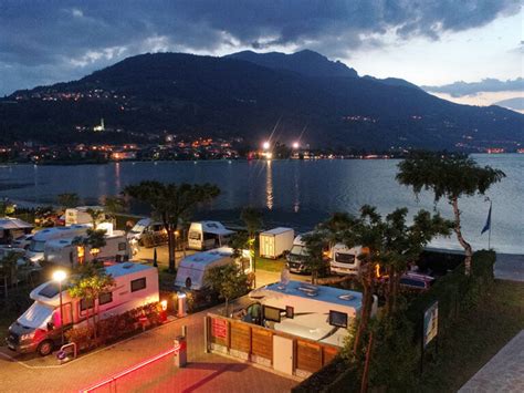 camper parcheggiato in una piazzola vista lago al tramonto