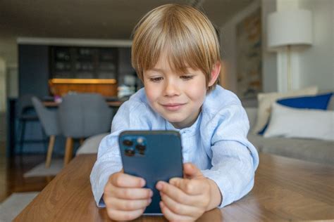 Bambino che utilizza uno smartphone in un ambiente domestico sicuro
