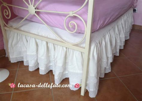 Dettaglio del grembiulino bianco e delle rifiniture in pizzo del costume