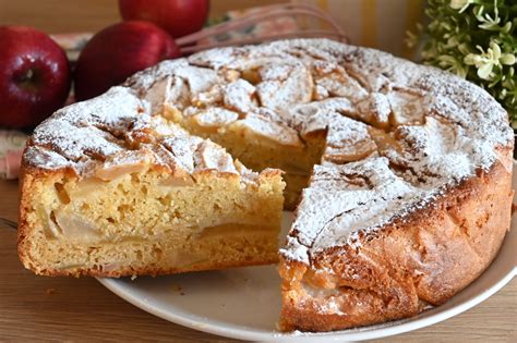 fetta di torta di mele soffice con decorazione di mele fresche