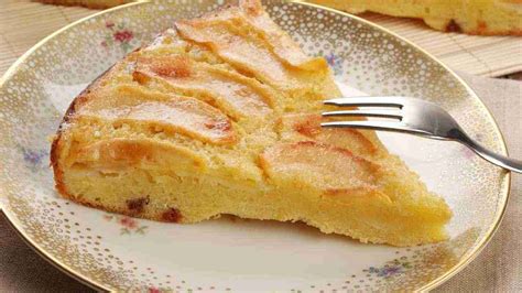 la torta di mele sfornata su un tavolo di legno pronta per essere tagliata