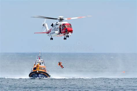 operazioni di salvataggio in mare aperto