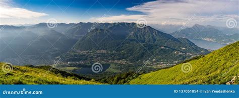 Veduta panoramica del Lago di Como e delle montagne circostanti vicino a Colico
