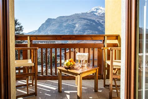 Interno di una camera elegante con balcone vista montagna presso un hotel