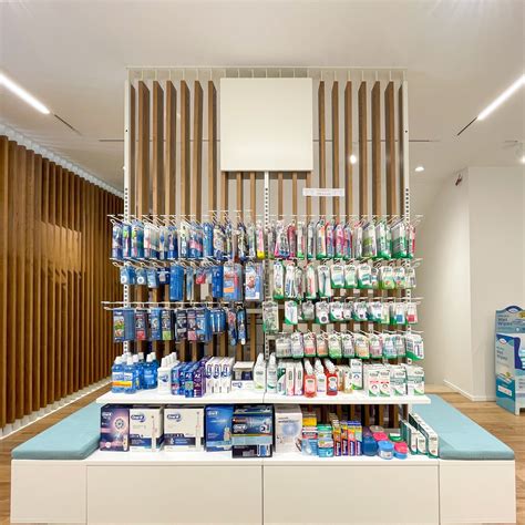 esposizione di prodotti medicali e articoli sanitari in un punto vendita specializzato
