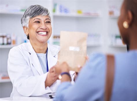 professionista della salute che fornisce assistenza e consigli al bancone di una farmacia