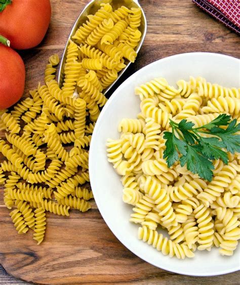 quadretto realizzato con fusilli e spaghetti