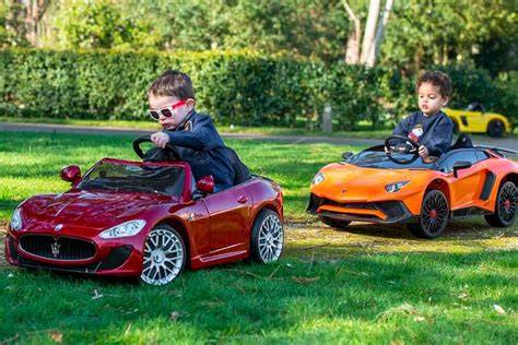 auto elettrica per bambini in azione