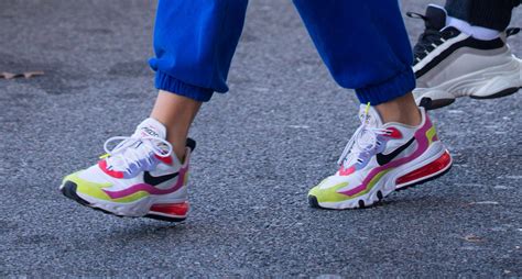 Bambina che gioca felicemente indossando sneakers Nike colorate