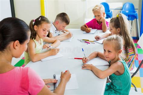 bambini che imparano insieme in una classe inclusiva
