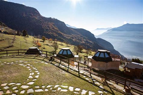 Veduta del Dalai Lama Village in Valle d'Aosta
