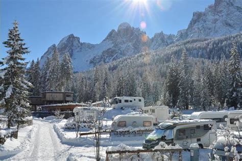 Campeggio invernale tra montagne innevate
