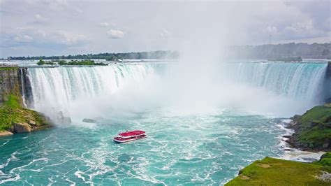 veduta panoramica delle tre cascate del Niagara con il ponte dell'arcobaleno