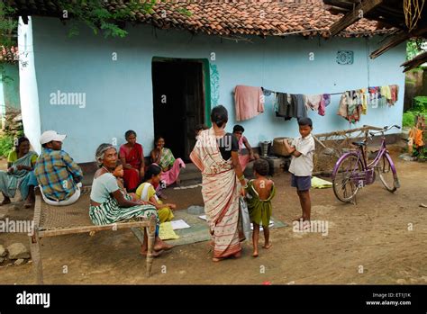 Ritratto di una famiglia in un villaggio rurale del Jharkhand in India