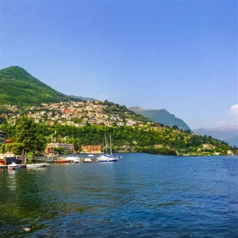veduta panoramica del Lago di Como con vegetazione rigogliosa
