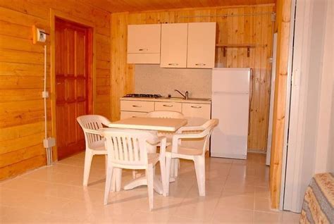 Interno di un bungalow ben attrezzato in un campeggio a Colico