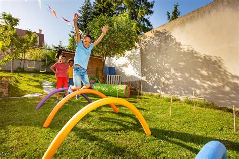 bambini impegnati in una corsa a ostacoli in un parco