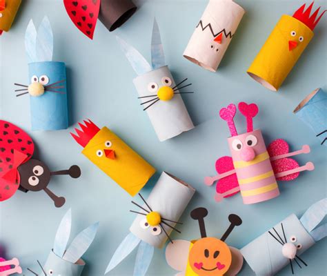 bambini seduti a terra che realizzano lavori creativi con forbici e carta colorata