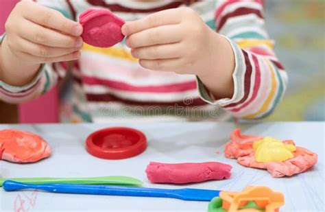 bambini che giocano con pongo colorato