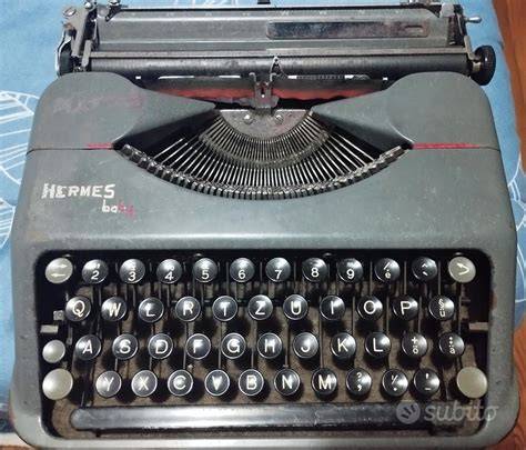 Confronto tra una macchina da scrivere meccanica e una moderna tastiera a membrana