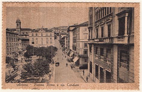 Fotografia storica di una piazza di Colico tratta dalla collezione di cartoline di Ulisse Bettega