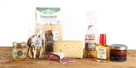 Prodotti tipici valtellinesi presentati in un ambiente rurale moderno e curato