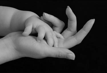 illustrazione che rappresenta il legame affettivo madre-figlio nei primi anni di vita