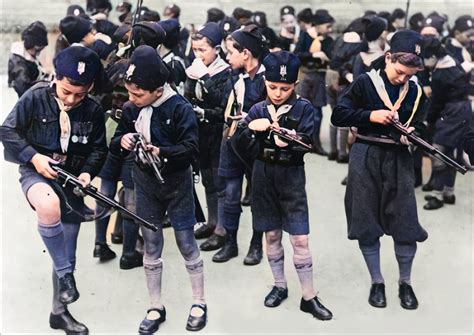 Bambini in uniforme dell'Opera Nazionale Balilla
