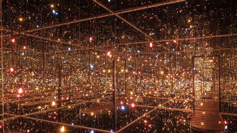 Installazione di una Infinity Mirror Room con luci a LED