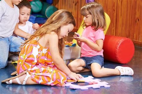 Bambini che giocano con il denaro