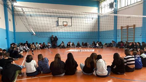 Studenti dell'istituto durante un'esercitazione di sala e accoglienza