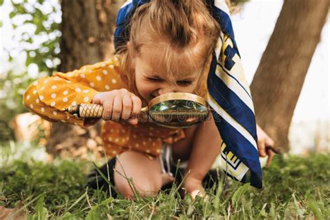 Un bambino che osserva la natura con una lente di ingrandimento