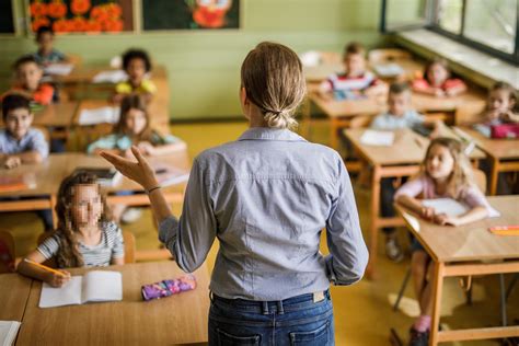 Una maestra che insegna in una classe vivace e colorata
