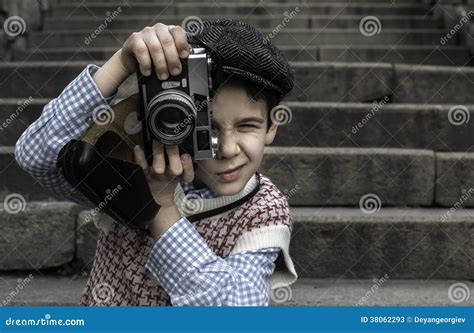 Bambino con macchina fotografica